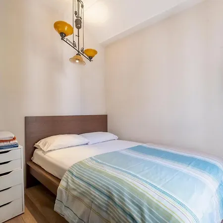 Modern Flat, 3br, 1ba Apartament *